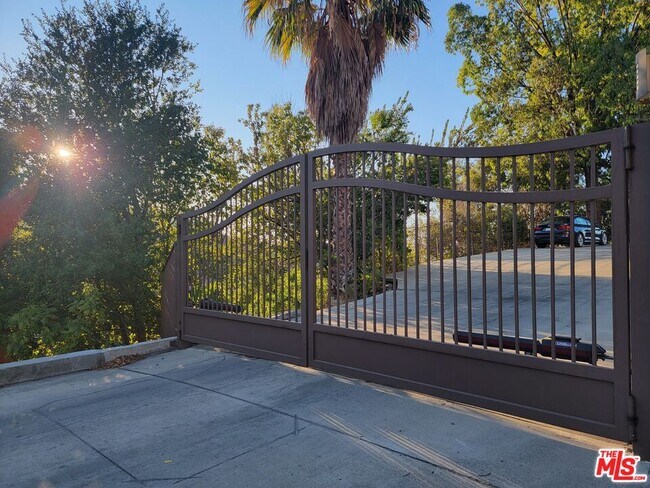 Building Photo - 4218 Vanetta Dr