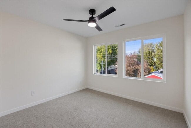 Building Photo - 717 E Lacrosse Ave