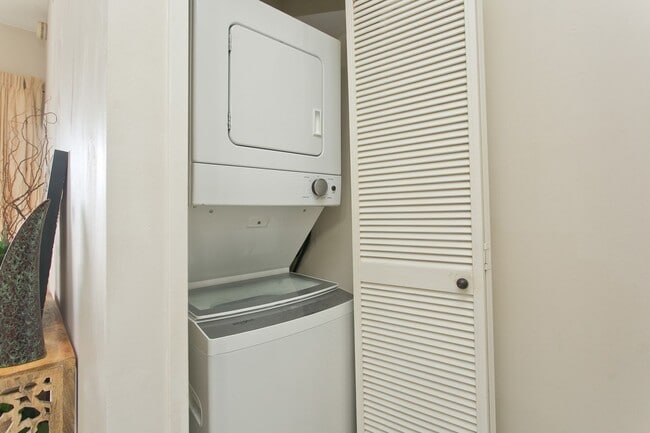 Building Photo - PENTHOUSE 2 Bed, 2 Bath, 2 Parking