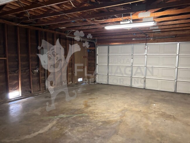 Building Photo - 3 Bedroom/ 2 Bathroom home