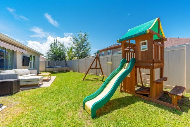 Building Photo - 5940 NW Pine Trail Cir