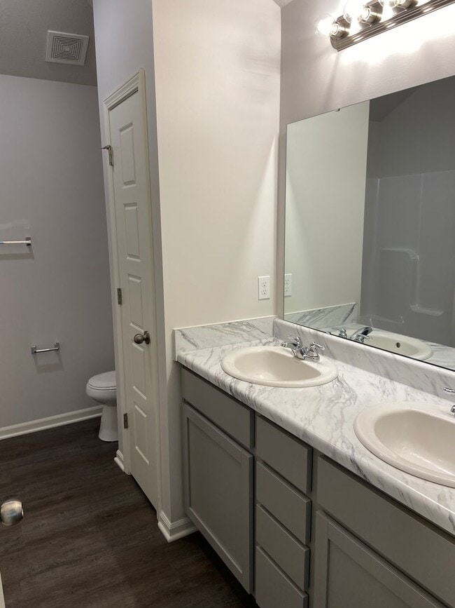Building Photo - Pre-Leasing Now | Don't Miss Out! — Beautiful 4 Bed, 2 Bath Home in Oak Woods