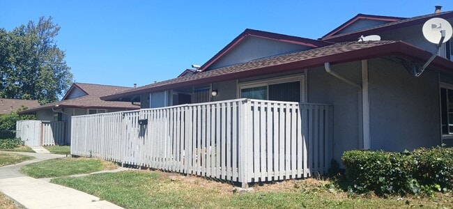 Building Photo - Tabor Oaks