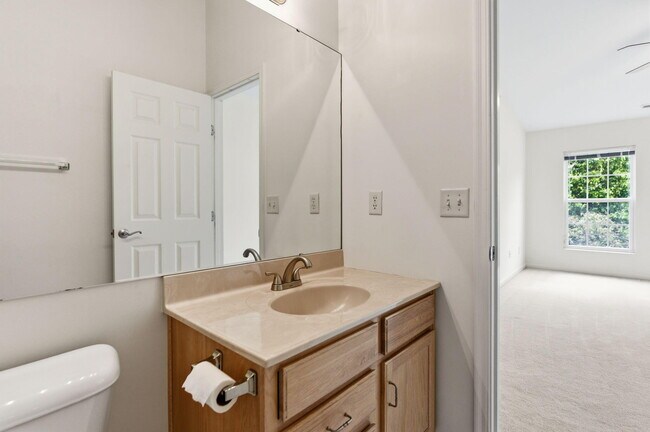 Building Photo - 323 Skyview Ct
