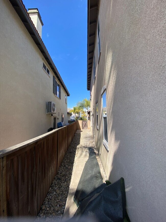Building Photo - Beautiful 5 Bedroom Home in Murrieta Available!