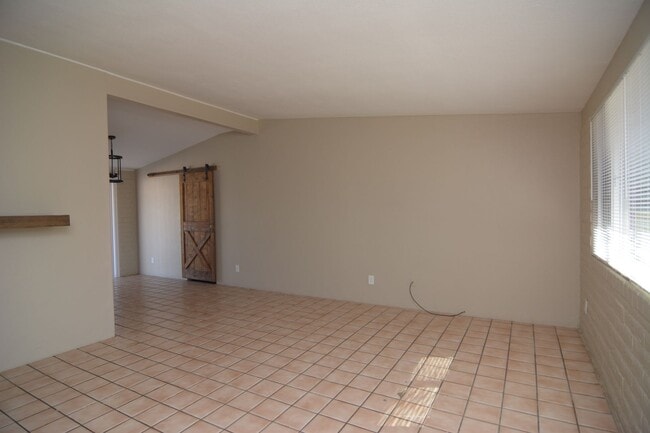 Building Photo - Charming 3 Bedroom 2 Bath House! Great Northwest Tucson Location