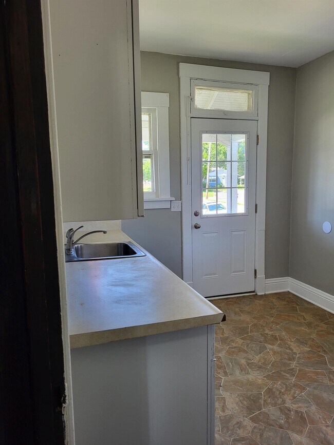 Building Photo - 744 River Dr