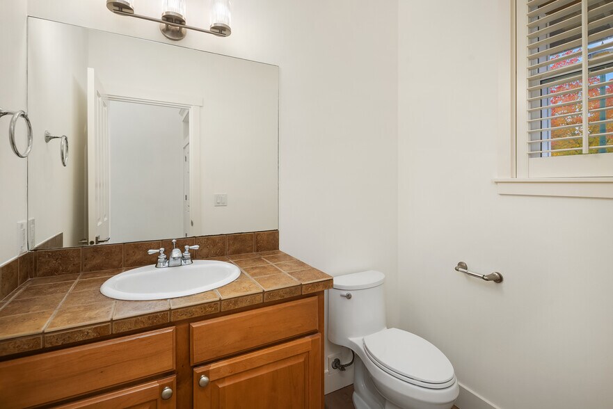 Building Photo - 2416 35th Ave NE