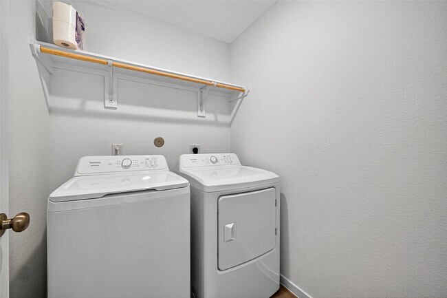 Building Photo - 26806 Nightingale Songs Dr