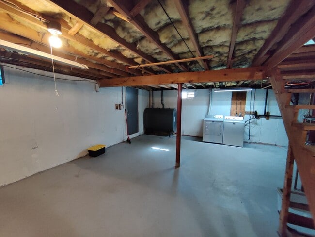 Building Photo - BEAUTIFUL Waterbury Cape w/ 4 Bedrooms, 2 ...