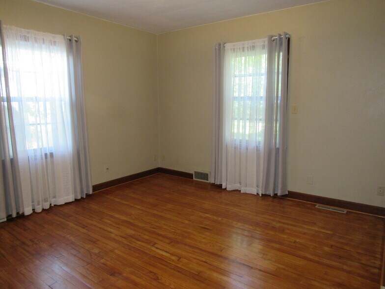 Building Photo - 1605 Broadlawn Ave