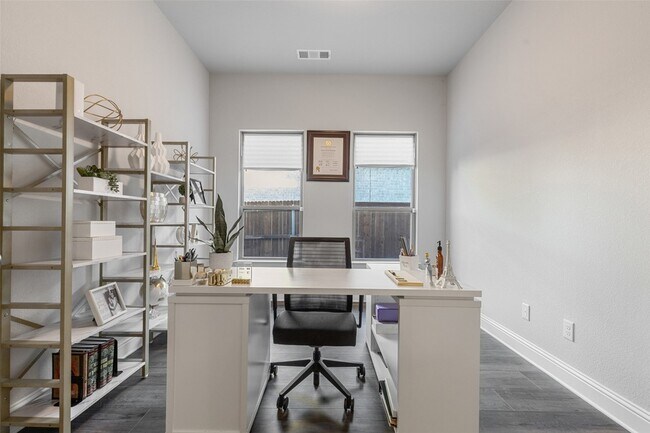 Building Photo - 2607 Rosebud Ln