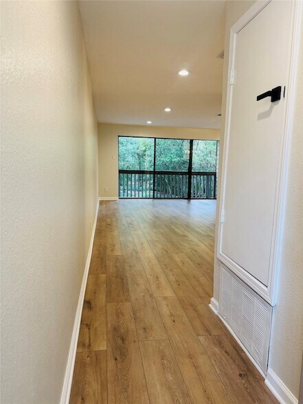 Building Photo - 3900 Aspen Dr