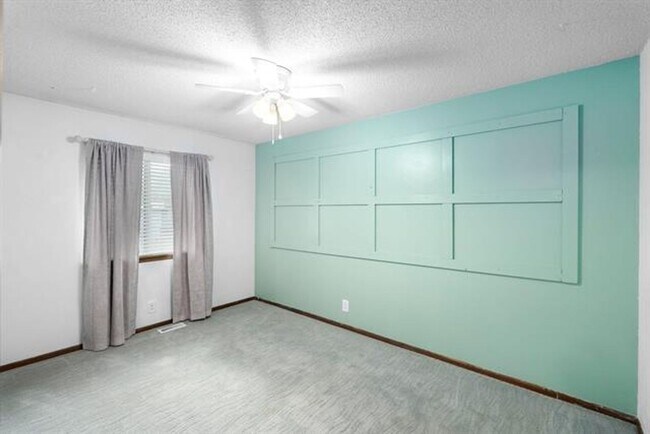 Building Photo - Spacious home near 55th st. S. and Broadway