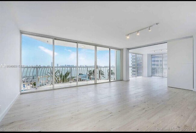 Building Photo - 7601 E Treasure Dr