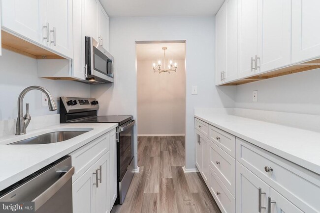 Building Photo - 8708 Village Square Dr