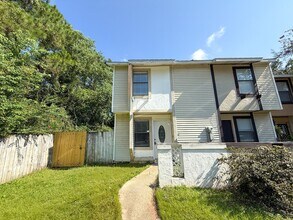 Building Photo - Pet Friendly & Completely remodeled 2 bedroom 1.5 bath townhouse available for rent!