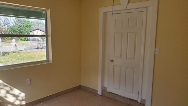 Building Photo - 2411 Nansen Ave