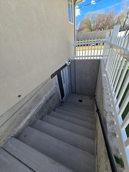 Building Photo - 13536 S Rose Hill Dr