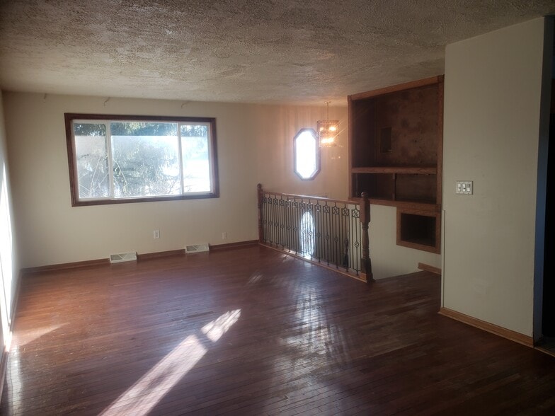 Building Photo - 817 Iroquois Ave
