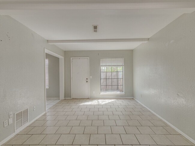 Building Photo - MOVE IN SPECIAL NO DEPOSIT OR APPLICATION ...