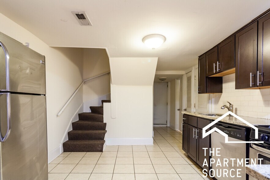 Building Photo - 877 W Lill Ave