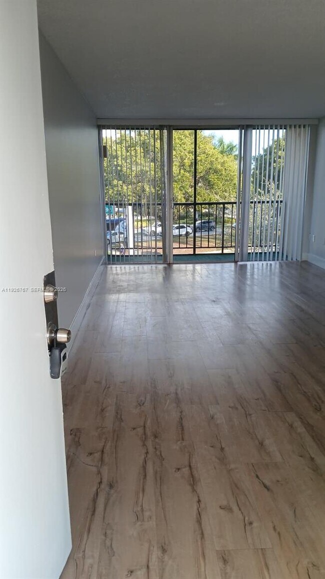 Building Photo - 8820 Fontainebleau Blvd