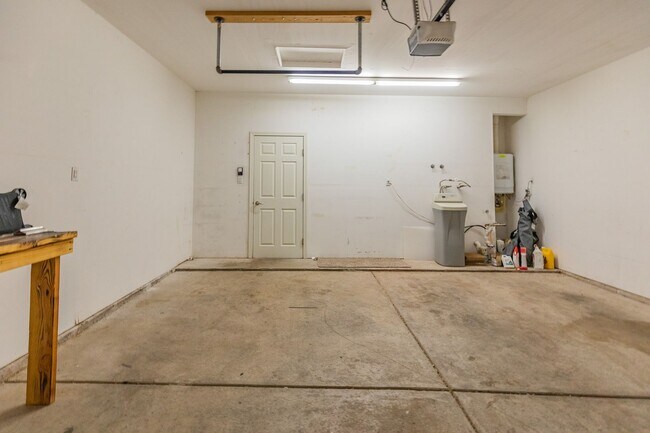 Building Photo - 3 Bed 2 Bath Fully Furnished Home - Pet Fr...