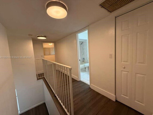 Building Photo - 23 N Valencia Dr