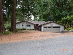 Building Photo - Charming 4 Bed 2.5 Bath + Den Rambler in S...
