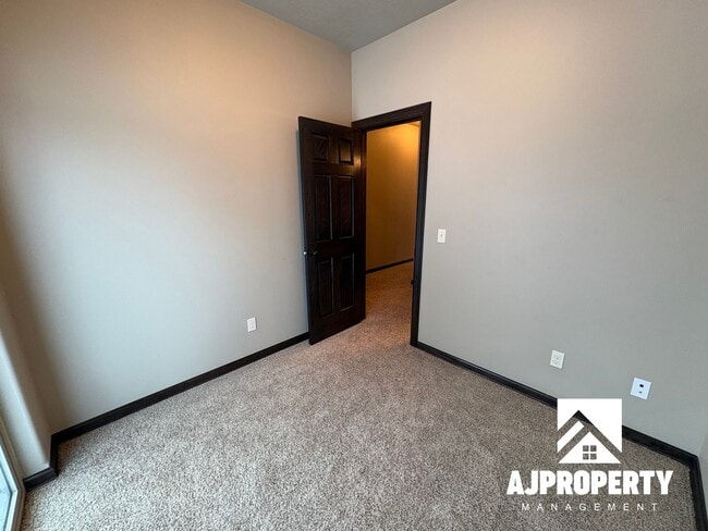 Building Photo - 9402 W Broek Dr