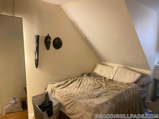 Building Photo - 28 Phillips St