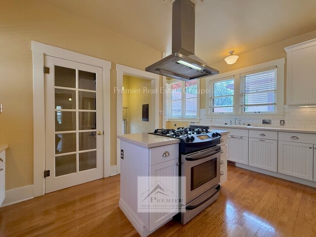 Building Photo - 429 E San Rafael St