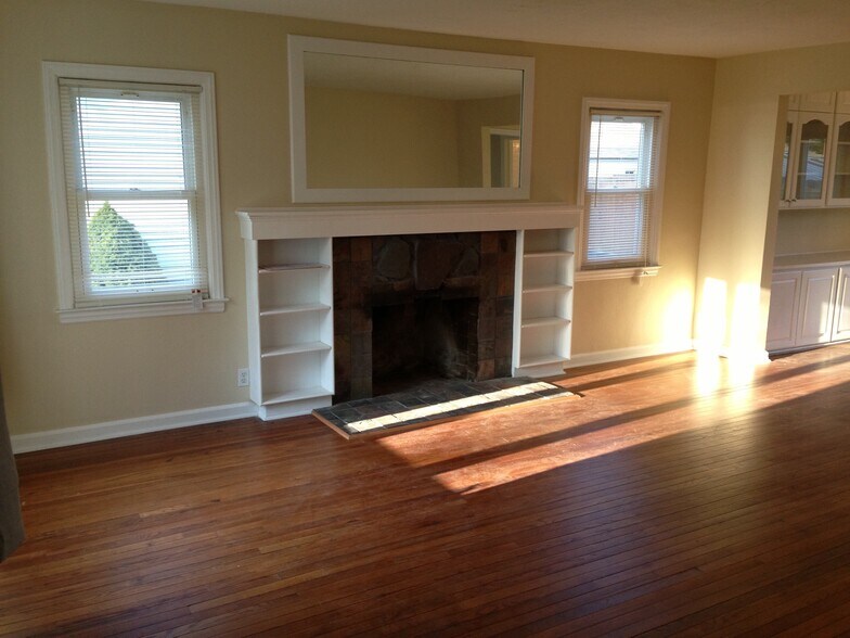 Building Photo - 2332 Monroe Ave NE