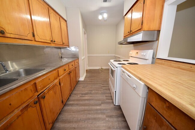 Building Photo - 4 Bedroom, 2 Bathrooms Near UOM and Highland