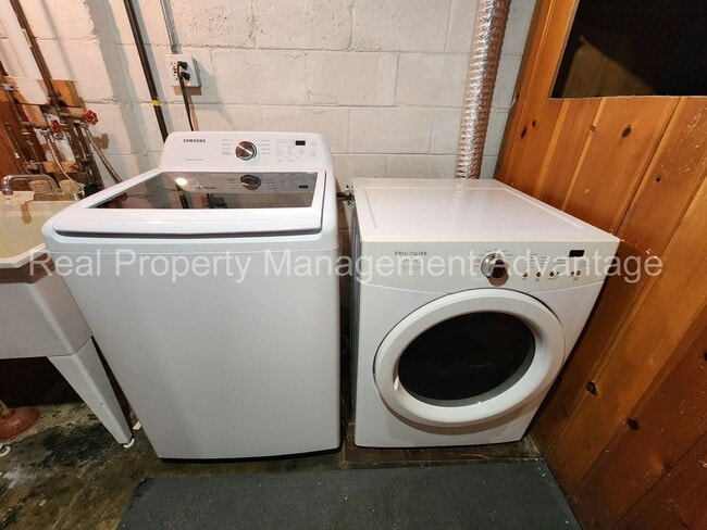 Building Photo - Ferndale Artistry with 2 Full Baths - Short Walk to Downtown Ferndale!