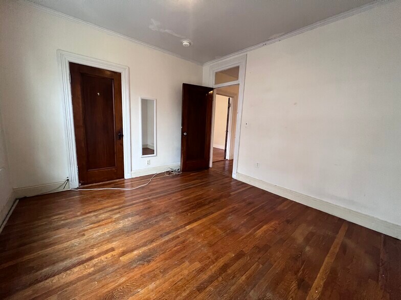 Building Photo - 18 Glenville Ave