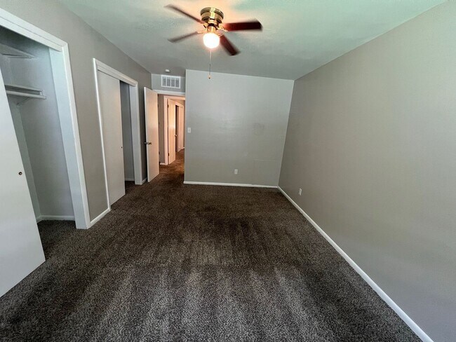 Building Photo - Coming Soon! Charming 2Bed/1Bath Duplex