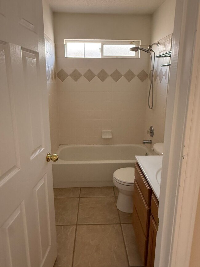 Building Photo - NW Home