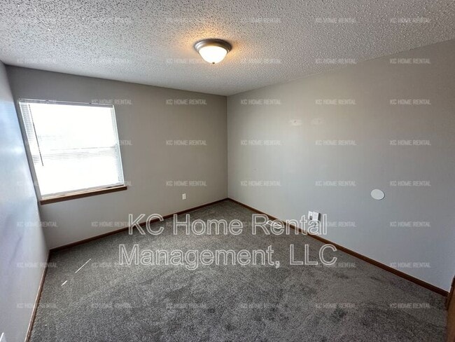Building Photo - 502 Sky Vue Dr