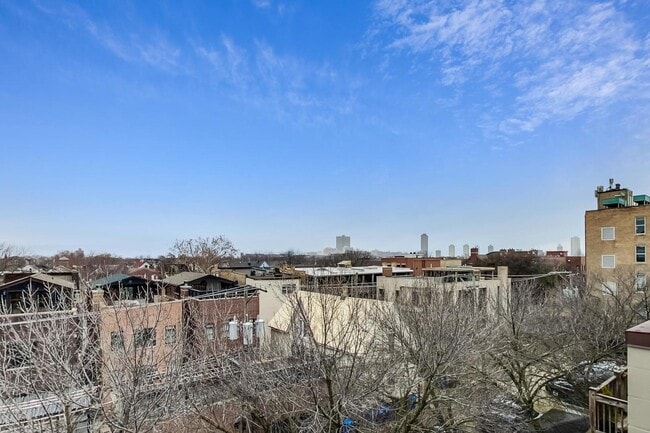 Building Photo - 1328 W Belmont Ave