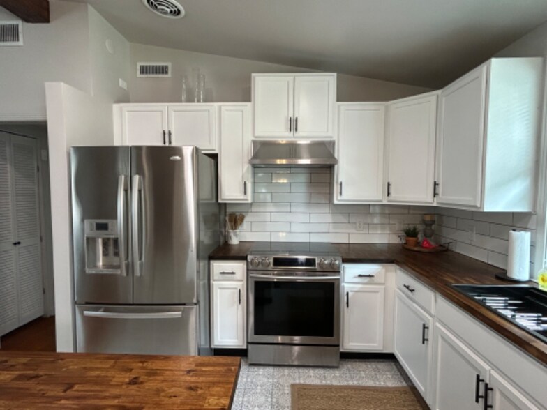 Building Photo - 7424 Roslyn Rd