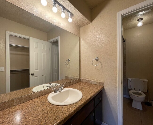 Building Photo - 4707 Hemlock Ln