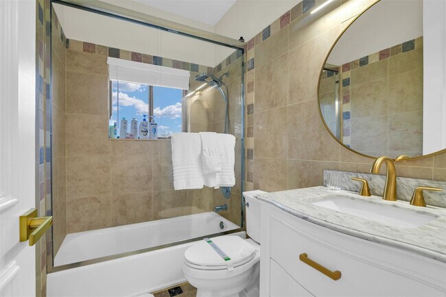 Building Photo - 319 S Riverside Dr