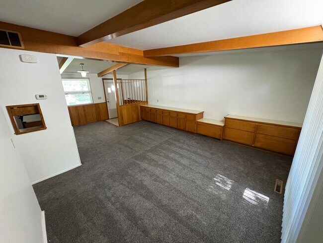 Building Photo - Charming Home, new carpet, laundry, backyard