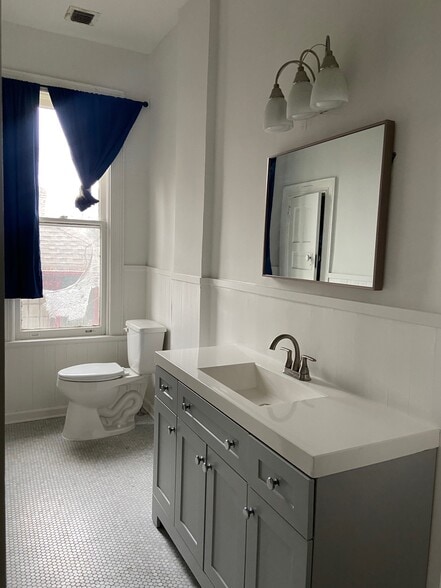 Building Photo - 1716 14th Ave S