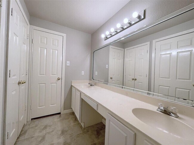 Building Photo - 2255 Braeswood Park Dr