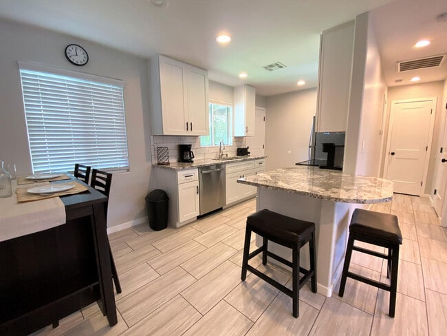 Building Photo - 33 N Hobson