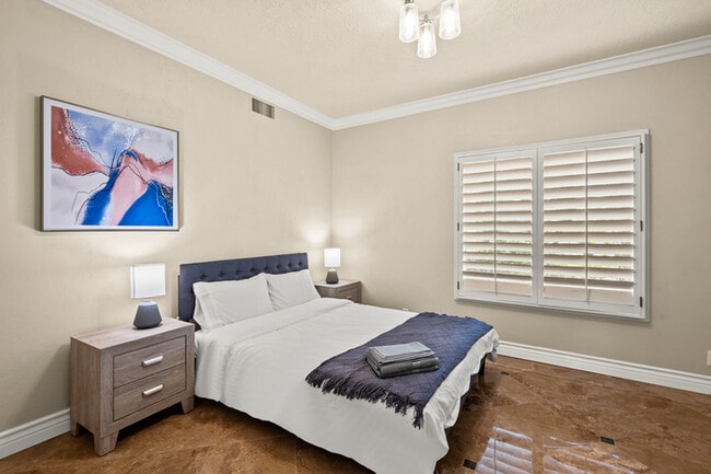 Building Photo - Elegant 5BR Furnished Estate with Pool & G...