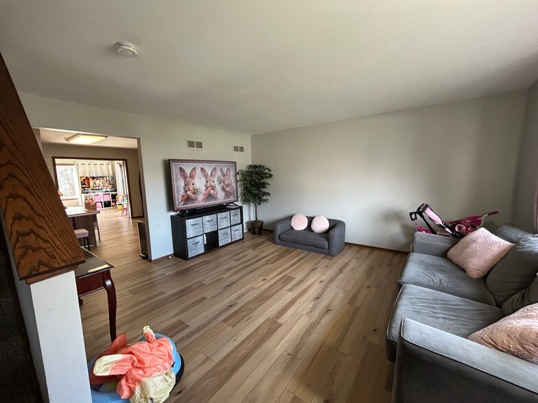 Living room - 2711 Albany Ct